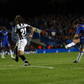 Pirlo e deja departe. Nu poate decît admira execuţia măiastră a lui Oscar (în albastru) // Foto: Reuters