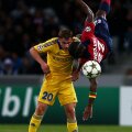 Rodionov (stînga) a evitat atacul aerian al lui Chedjou (Lille) // Foto: Guliver/GettyImages