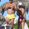 Ronaldo șochează la plajă prin burta care i se revarsă peste șortul XXL