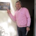 Năstase şi tăbliţa care anunţa că la baza Voinţa se va înfiinţa o Academie de Tenis