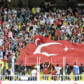 Tricourile lui Fener, Galata şi Beşiktaş, unite sub steagul Turciei şi în cîntecele războinice
