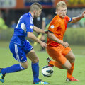 Dirk Kuyt (dreapta) mai spune: "Meciurile cu echipe ca România contează cu adevărat" // Foto: Reuters