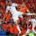 Ciocnirea Niculae-Heitinga de la Euro 2008 nu se va repeta mîine. Batavul e titular şi are ca inamic generaţia Torje
