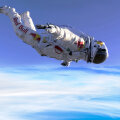 Costumația lui Baumgartner a costat circa 12 milioane de euro, iar aterizarea a avut loc lîngă orașul Roswell din New Mexico (SUA)