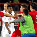 Jucătorii englezi şi sîrbi se împung pe teren // Foto: Guliver/GettyImages