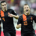 Van der Vaart (dreapta) l-a depăşit pe Cocu: scorul la selecţii este 102-101 // Foto: Raed Krishan