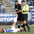 Comănescu (dreapta) a fost nevoit să scoată cartonaşele din buzunar de 15 ori!