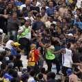 Ultraşii La Doce atacă stewarzii pe Monumental // Foto: AP/Agerpres