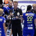 Jakob Vestergaard e nedezlipit de tăliţa sa pe care le desenează jucătoarelor schemele // Foto: Raed Krishan