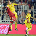 Dorin Goian este întrecut la înălţime de Van Buyten