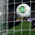 GoalRef: mingea cu cip şi ceasul arbitrului pe care apare Goal cînd linia e depăşită // Foto: Reuters