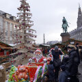 Deși mai sînt 3 săptămîni pînă la Crăciun, Copenhaga e invadată de imenși brazi gătiți de sărbătoare