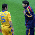 Chivu (75 meciuri, 3 g pentru România) a jucat ultima dată pentru "tricolori" în amicalul cu Italia din noiembrie 2010 și și-a anunțat retragerea de la lot în mai 2011: Piți vrea să-l întoarcă din drum