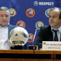 Tot ieri, Mircea Sandu (stînga) şi Platini au ales gazdele finalelor Ligii din 2015 şi 2016: Berlin şi Milano
