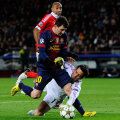 Messi nu a putut evita ciocnirea cu portarul Artur, dar ligamentele genunchiului au rezistat. În cîteva zile e ca nou