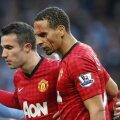 Rio Ferdinand a fost lovit cu un obiect aruncat din tribune de un suporter al lui City Foto: Reuters