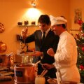 Roger Federer pregătind ciocolată după reţeta elveţiană