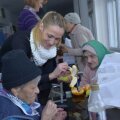 Camelia Potec le-a
decojit mandarine și
banane bătrînelor de la
căminul Mănăstirii
Pasărea Foto: Cristi Preda