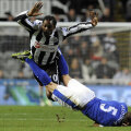 Ranger, stînga (sărind peste Heitinga, de la Everton), e o pacoste pentru Newcastle. Are condamnări pentru furt, agresiune, tulburarea liniștii publice și comentarii homofobice // Foto: Reuters