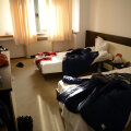 Așa arată o cameră de hotel în care sînt cazați steliști. Are LCD, internet și aer condiționat