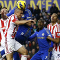 Walters (deviind mingea în plasă) a ridicat la trei numărul autogolurilor date de Stoke în acest campionat (primul, Shawcross) // Foto: Reuters