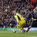 Van Persie (stînga) a încercat să înscrie şi cu călcîiul, dar Skrtel şi apoi Reina l-au blocat pe olandezul lui United // Foto: Reuters