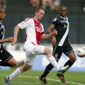 Siem de Jong, căpitanul (centru), pătrunde printre doi brazilieni.