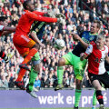Feyenoord e adversarul preferat de Siem de Jong (al treilea din dreapta, aflat aici în propriul careu). Căpitanul lui Ajax are 7 goluri în "clasic" // Foto: Guliver/GettyImages