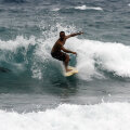 Surferii cubanezi îşi încearcă aptitudinile în apele Strîmtorii Florida