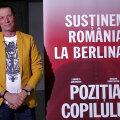 Ivan Patzaichin alături de afişul filmului.