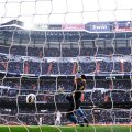 Valdes nu mai poate evita golul, iar Mascherano (dreapta) e spectator. Benzema trimite mingea în plasă din şase metri // Foto: Guliver/GettyImages