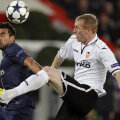 Lavezzi (stînga), atacantul lui PSG, închide ochii în duelul cu Parejo // Foto: Reuters