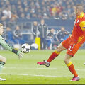 Burak Yilmaz (dreapta) îl depăşeşte pe Hildebrand şi înscrie în
poarta goală. Era 1-2 // Foto: Reuters