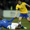 Balotelli (stînga) nu mai scapă de atacul dur al lui David Luiz, căpitanul Braziliei. Italianul e la pămînt // Foto: Reuters