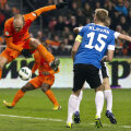 Arjen Robben (stînga), 17 goluri în 65 de meciuri la "naţională", ar putea ajunge în vară la Galatasaray, care oferă 15 milioane de euro // Foto: Reuters