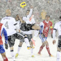 Pe arena din Denver, jucătorii abia se disting chiar și de la nivelul gazonului // Foto: Reuters