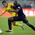 Martins Indi (dreapta) pare un uriaş care îl opreşte cu efort minim pe liliputanul Torje. Dar olandezul nu are mai mult de 1,81 m. Însă forţa sa este enormă