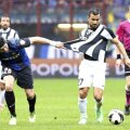 Chivu (stînga) a tras din greu de Quagliarella, care a reușit golul 100 în Italia, devenind al patrulea jucător ce marchează tuturor echipelor din acest campionat Foto: Reuters