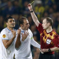 Ștefan Radu îi cere explicații arbitrului după "galbenul" lui Ederson, unul dintre cele 6 primite de Lazio la Istanbul // Foto: Reuters
