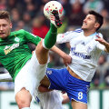 Marica, dreapta, se bate ca un leu pentru balon cu fundașul lui Werder, Trybull // Foto: Gulliver-GettyImages
