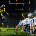 Acesta este golul contestat de lumea întreagă: Santana (stînga) marchează din ofsaid şi Borussia se califică în al treilea minut de prelungire // Foto: Reuters