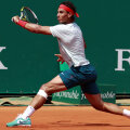 Rafael Nadal în primul său meci jucat anul acesta la Monte Carlo şi cu echipamentul nou, din colecţia de primăvară // Foto: Reuters