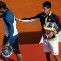 Novak Djokovici, cu trofeul de la Monte Carlo în braţe, îl consolează pe fostul campion, Rafa Nadal // Foto: Reuters
