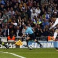 Higuain (în alb) e singur cu Weidenfeller, Subotici (dreapta) nu-şi mai poate ajuta colegul, dar portarul Borussiei respinge în corner // Foto: Reuters