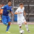 Duel Costin Lazăr - Perrone în meciul PAOK - Asteras 2-1, din turul campionatului, disputat pe 16 septembrie 2012, în care argentinianul a marcat // Foto: Intime Sports