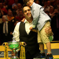 Ronnie O'Suliivan şi băiatul lui, Ronnie jr, care va împlini 6 ani în iunie, sărbătorind cu trofeul mondial // Foto: Guliver/GettyImages