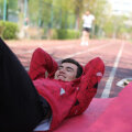 La fel ca în imaginile făcute înainte de accident, Mircea face exerciţii fizice, cu ajutorul kinetoterapeutului, pentru a se recupera