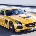 270.000 de euro este preţul estimativ pentru un SLS AMG Black. Maşina are un motor 6.2 litri V8, 630 CP. Ajunge în 3,6 secunde la 100 km/h. Viteza maximă este de 315 km/h