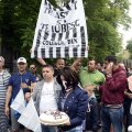 Fanii rapidiști au venit ieri la procesul lui Copos ca la o înmormîntare, cu o colivă și cu lumînări
