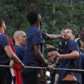 Song îl țintește în plin pe Pique, care e ținut de colegi să nu cadă